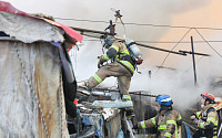 강남 구룡마을 판자촌 화재, 8시간 만 완진…인명피해 없이 진압