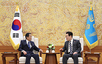 이 대통령, 아소 전 日 총리 접견…“서로 도움되는 관계로 발전 바람직”