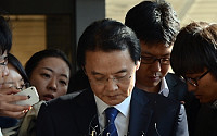 [포토]검찰 소환된 홍사덕 전 의원, '고개 숙이다'