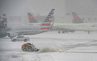 미 겨울폭풍 강타에 최소 8명 사망⋯100만여 가구 정전ㆍ항공편 1만편 결항도