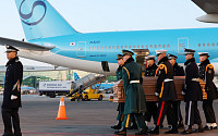 이해찬 전 총리 시신 인천공항 도착…총리·국회의장 등 영접