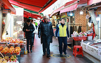 류진 한경협 회장, 설 맞이 전통시장 방문…취약계층에 설 꾸러미 전달