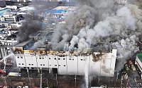 SPC삼립 시화공장서 대형 화재 발생...무인소방로봇 등 총출동 진화