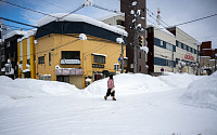 최대 3m 넘는 폭설 내린 일본…30명 숨지고 곳곳서 물류·교통 대란