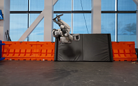백 텀블링하는 '아틀라스', 현대차 공장에 실전 투입 훈련 돌입