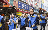 남대문시장 찾은 진옥동 회장… 신한금융 ‘설맞이 상생’ 동참