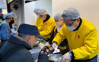 아성다이소,설 앞두고 탑골공원 취약계층에 무료 배식 지원