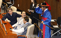설 연휴 앞둔 본회의장, 한복 차림 의원들 [포토]