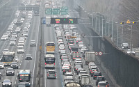연휴 둘째날 귀성길 본격 정체…서울→부산 6시간10분