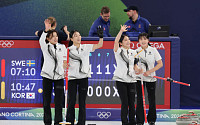 여자 컬링, 예선 1위 스웨덴에 8-3 완승…4강행 청신호 [2026 동계올림픽]