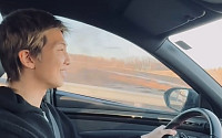 방탄소년단 RM, '두 손 꽉' 초보 운전 영상 공개..."나도 웃김"