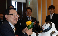 [포토]키보에게 꽃 선물 받은 홍석우 장관