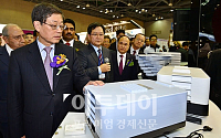 [포토]G-FAIR KOREA 전시상품 관람하는 김황식 총리