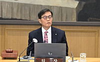 환율 '1500원 돌파'에…이창용 총재, 출국시간 늦추고 긴급회의 돌입