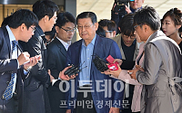 [포토]검찰에 출석한 구자원 LIG그룹 회장