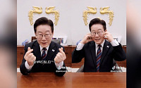 틱톡 가입한 이 대통령, 손·볼하트 만들며 “잘 부탁드린다”