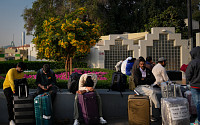 중동 하늘길 멈췄다…공항 마비에 발 묶인 한국인 관광객