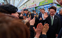 이재명 대통령, 청주 전통시장 방문…“상인 체감하는 지원 살필 것”