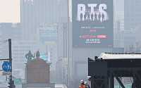 BTS 공연 D-4, '팬 잡기' 경쟁⋯OTT·지도·통신 총출동