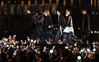 BTS 컴백 공연, 서울 도심 4만 인파 몰렸다…'철통' 통제 속 무사 종료