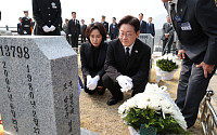 故채상병 묘역 찾은 이 대통령…“많은 게 제자리 찾아 다행”