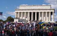 “노 킹스”...전 세계서 사상 최대 反트럼프 시위