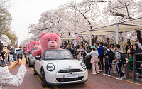 "여의도에 곰이 떴다"⋯벚꽃길 접수한 '벨리곰'