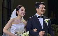 '나솔' 29기 영철♥정숙, 결혼식 현장 공개⋯남규홍PD 또 단상 올랐
