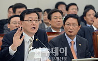 [포토]답변하는 홍석우 장관