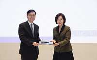 서울대미술관 20주년 기념식…홍라희 리움미술관 명예관장에 감사패