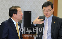 [포토]대화 나누는 홍석우-권재진 장관