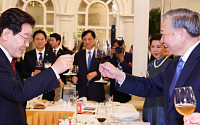 李 "신짜오"-또럼 "안녕하세요"…한·베 만찬에 재계도 총출동