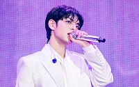 데이식스 도운, 원필 콘서트서 스포트라이트⋯마데 워치 잡고 열창(?)