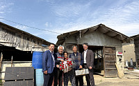 "오늘의 수원축협은 이분들이 만들었습니다"…어버이날 앞두고 88세 원로 조합원 찾아간 조합장