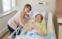 시화병원, 어버이날 맞아 입원환자에 카네이션 전달…시흥시립합창단 '효 콘서트'도