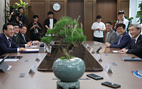 박홍근 기획예산처 장관, 신현송 한은 총재에 소나무 선물⋯"새로운 협력의 길 열자"