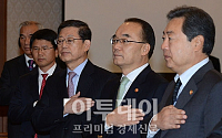 [포토]국민의례하는 김황식 총리와 국무위원들