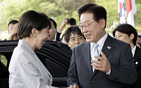 NYT “원래 친해질 조합 아니었다”…외신들, 한일 정상 밀착 조명