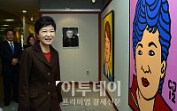 [포토]작품 감상하는 박근혜 후보