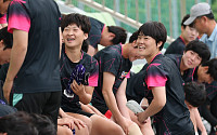베일 벗은 북한 여자축구단 훈련...'웃는 모습' 처음 포착