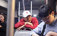 박형준, 선거운동 첫 일정은 심야버스…퇴근길 시민들과 소통