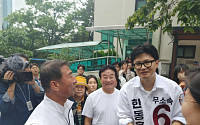 보수 진영 흔드는 '한동훈 현상'…팬덤 정치와 혁명 서사 교차