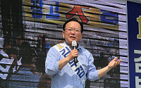 “대구 안 변하면 더 뒤처진다”⋯칠성시장 찾아 호소한 김부겸