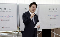 대통령 ‘투표지 노출’ 논란, 관리관만 못보면 문제 없다?