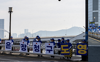 영도대교 파란물결, 김철훈·더불어민주당 원팀 집중 유세에 출근길 눈길 집중