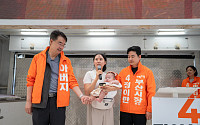 '부산에서 살아갈 가족' 내세운 정이한 후보, 세대 초월 감성 정치 실험