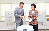 박형준 “부산 미래 결정하는 선거”…배우자와 본투표 완료