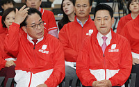 출구조사 방송 지켜보는 국민의힘 지도부 표정 [포토]