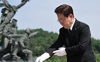 이재명 “헌신은 예우, 친일파 배신은 단죄”…현충일 메시지