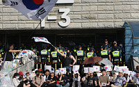 이틀째 이어진 잠실개표소 시위, 1만명 집결...‘재선거’ 요구